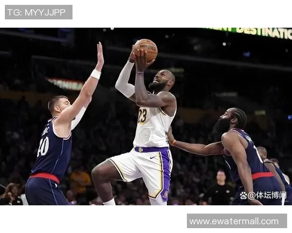 湖人快船对决激战正酣球迷热情高涨赛事精彩纷呈 湖人快船对决激战正酣球迷热情高涨赛事精彩纷呈